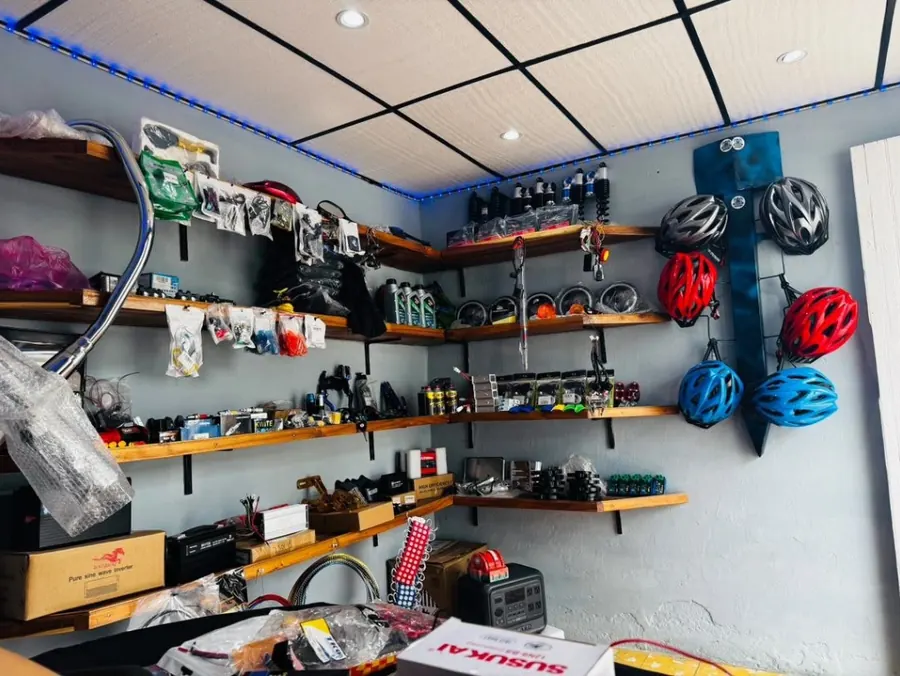 Interior del local Robemotos con repuestos, accesorios y cascos en exhibición